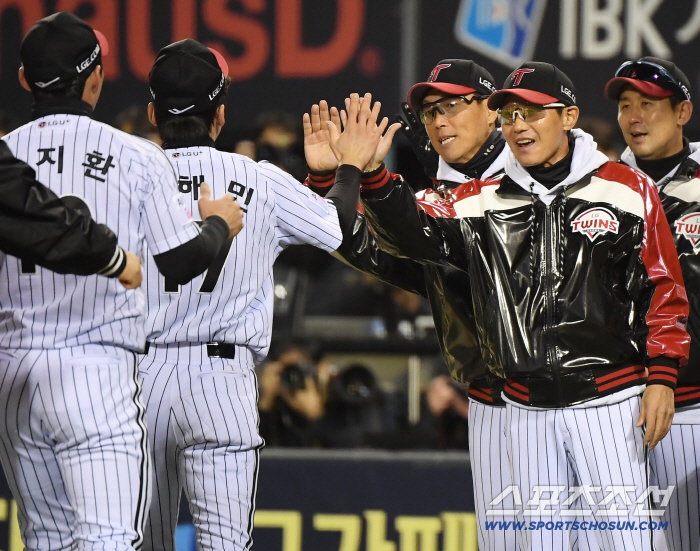  Coach Yeom Kyung-yeop gives high fives with the players