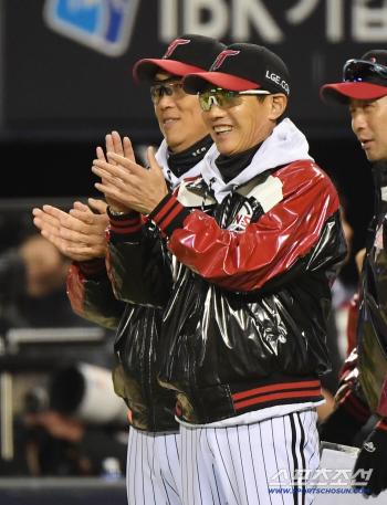  Director Yeom Kyung-yeop applauds