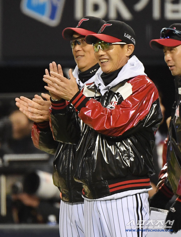  Director Yeom Kyung-yeop applauds
