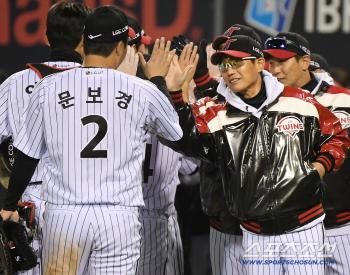  Director Yeom Kyung-yeop High-Five With Moon Bo-kyung