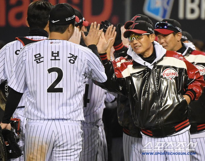  Director Yeom Kyung-yeop High-Five With Moon Bo-kyung