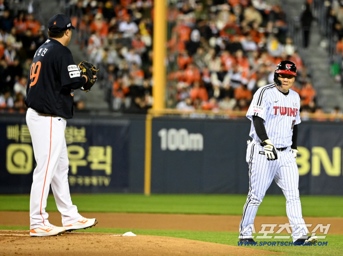  exchange eyes with Kim Hyun-soo and Ryu Hyun-jin