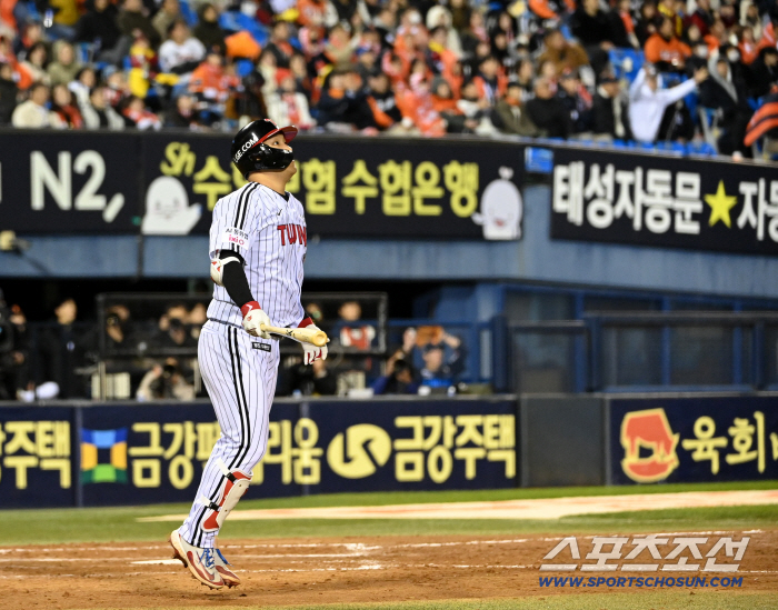  Full base chance Moon Bo-kyung's swing, looking at the ball to first base