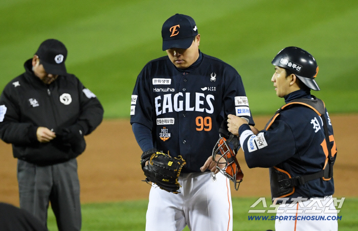  Hanwha starter Ryu Hyun-jin, who lost five points in the second inning of the shock