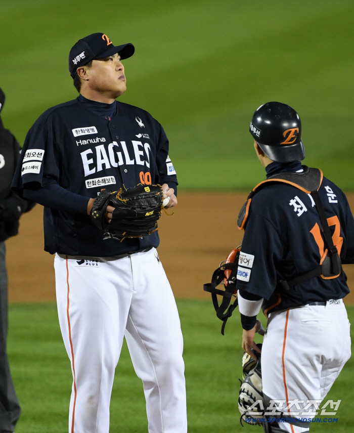  Hanwha starter Ryu Hyun-jin, who lost five points in the second inning of the shock