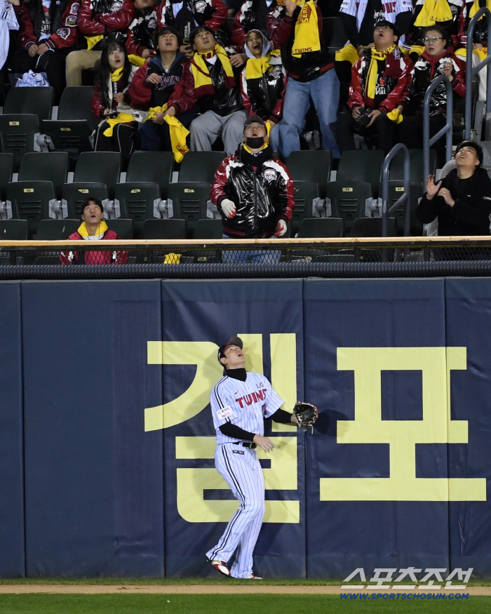  Hong Chang-ki gives up his home run ball
