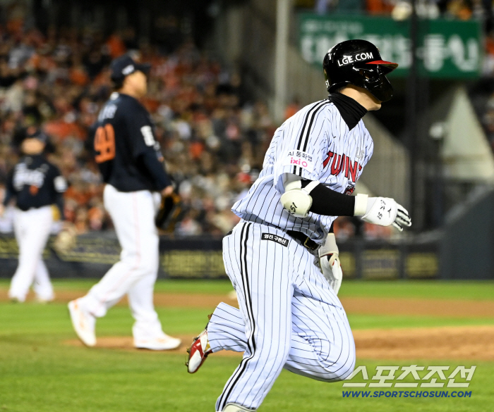  Hong Chang-ki sprints to first base