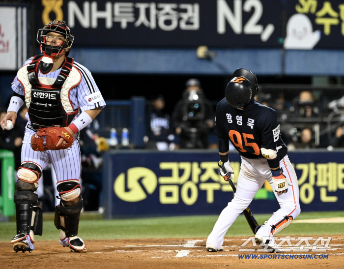 Hwang Young-mook, who was struck out, gestures full of regret
