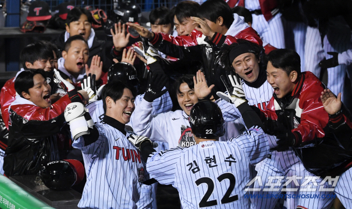  LG Twins Hong Chang-ki and Kim Hyun-soo did it