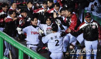 LG Twins Hong Chang-ki and Moon Bo-kyung did it