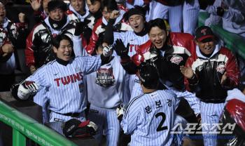 LG Twins Hong Chang-ki and Moon Bo-kyung did it
