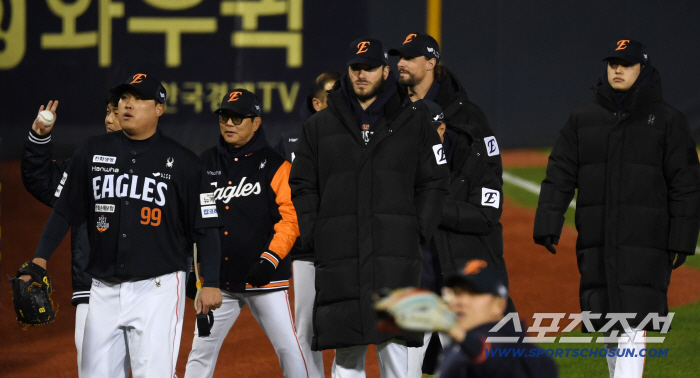  Moon Dong-ju of Phone Se-WICE following Ryu Hyun-jin