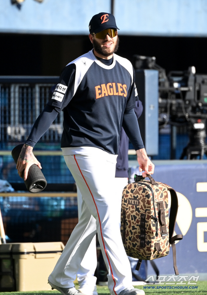  Ponce, carry your training bag to the ground