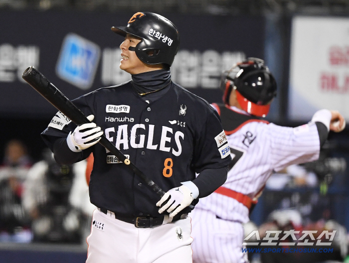  Roh Si-hwan strikes out with a bases-loaded chance