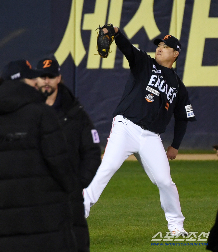  Ryu Hyun-jin prepares to start Game 2 of the Korean Series
