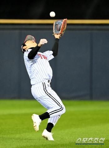 Shin Min-jae catches a hit ball