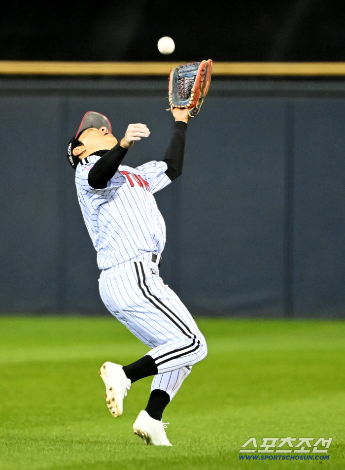  Shin Min-jae catches a hit ball