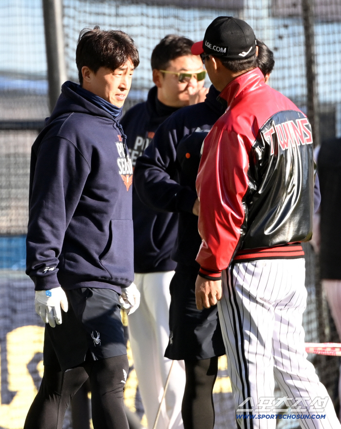  Son Ah-seop greets head coach Kim Jung-joon