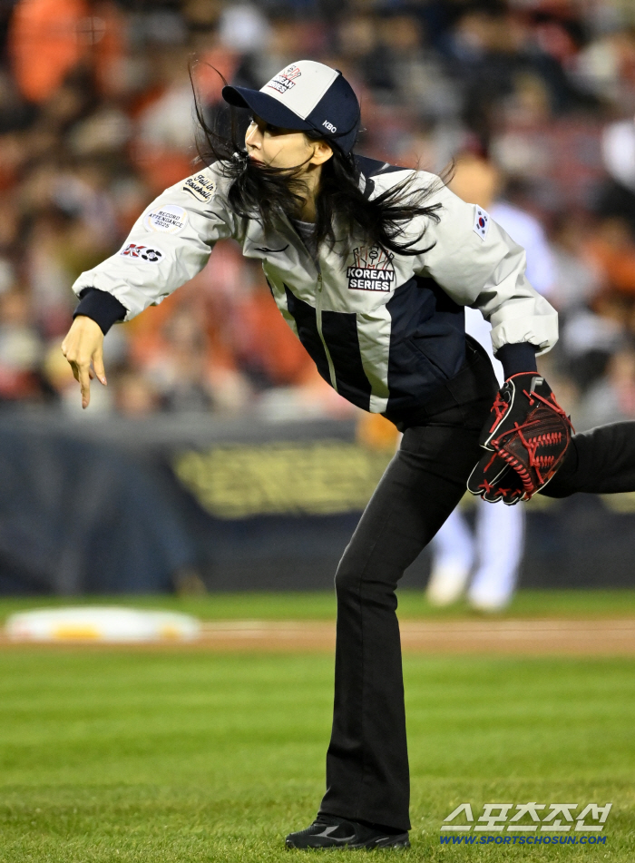  Soyeon Kim's beautiful first pitch.
