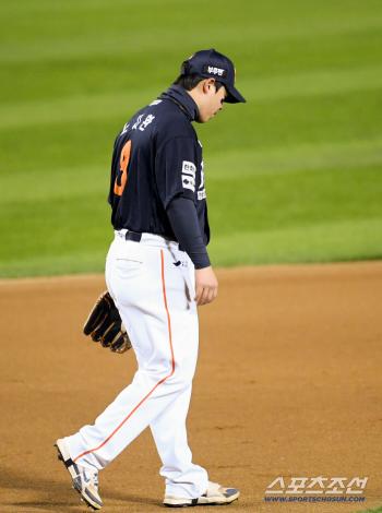  Third baseman Noh Si-hwan dropped his head after making a mistake