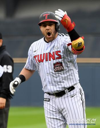 Since the first game, Ryu Hyun-jin has to hit three right hands without hitting, so the championship is close to winning