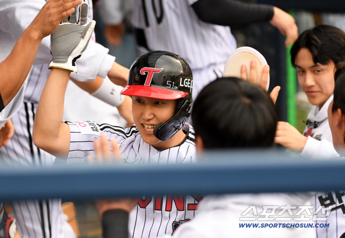 Since the first game, Ryu Hyun-jin has to hit three right hands without hitting, so the championship is close to winning