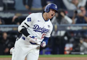 Blood dried up, and how did this kind of game happen again? Miraculous 9 out, Freeman's 18th inning of overtime, the walk-off four-dodgers won the third game of WS