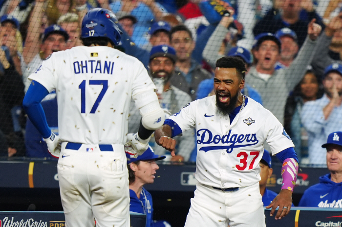 Blood dried up, and how did this kind of game happen again? Miraculous 9 out, Freeman's 18th inning of overtime, the walk-off four-dodgers won the third game of WS