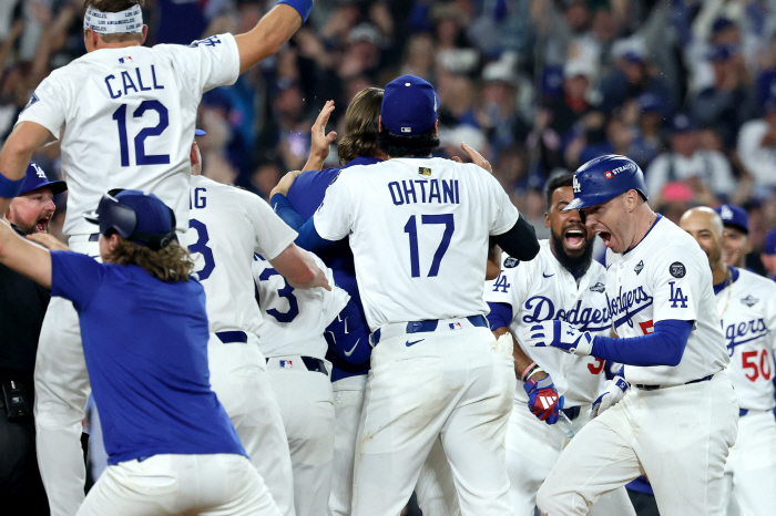 Blood dried up, and how did this kind of game happen again? Miraculous 9 out, Freeman's 18th inning of overtime, the walk-off four-dodgers won the third game of WS
