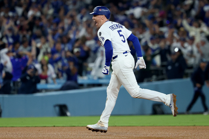 Blood dried up, and how did this kind of game happen again? Miraculous 9 out, Freeman's 18th inning of overtime, the walk-off four-dodgers won the third game of WS