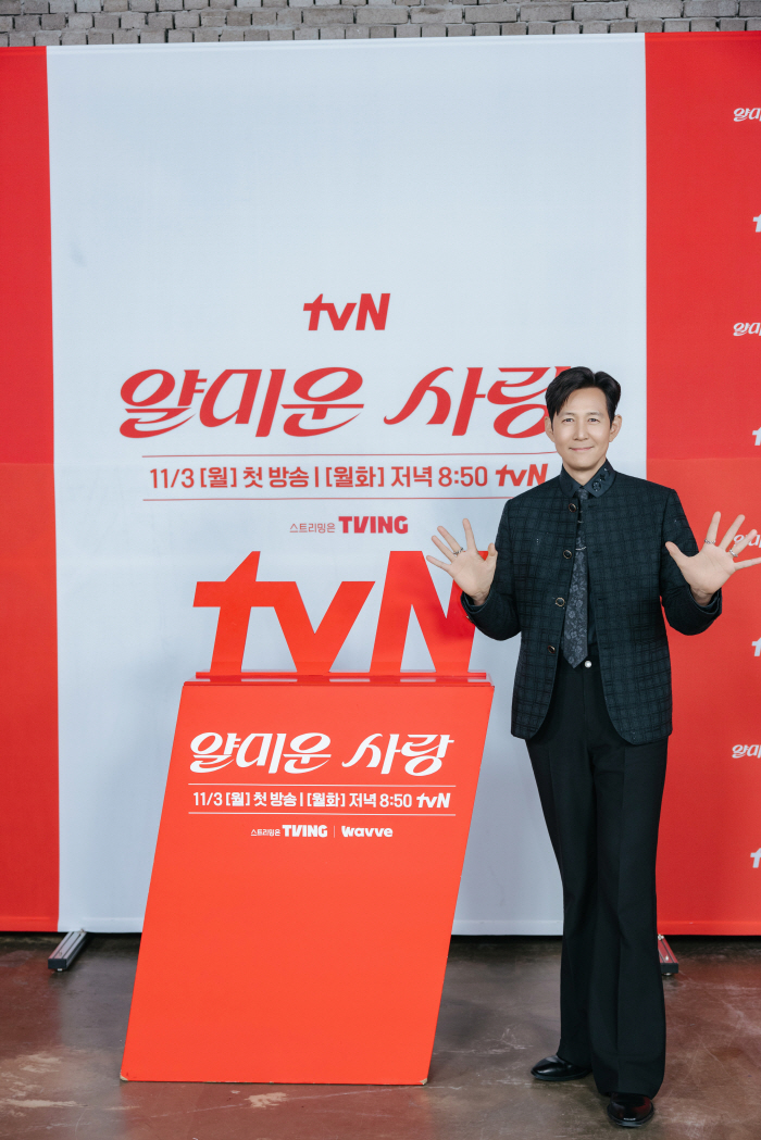 Cheeky love PD Lee Jungjae is so cute that I'm surprised