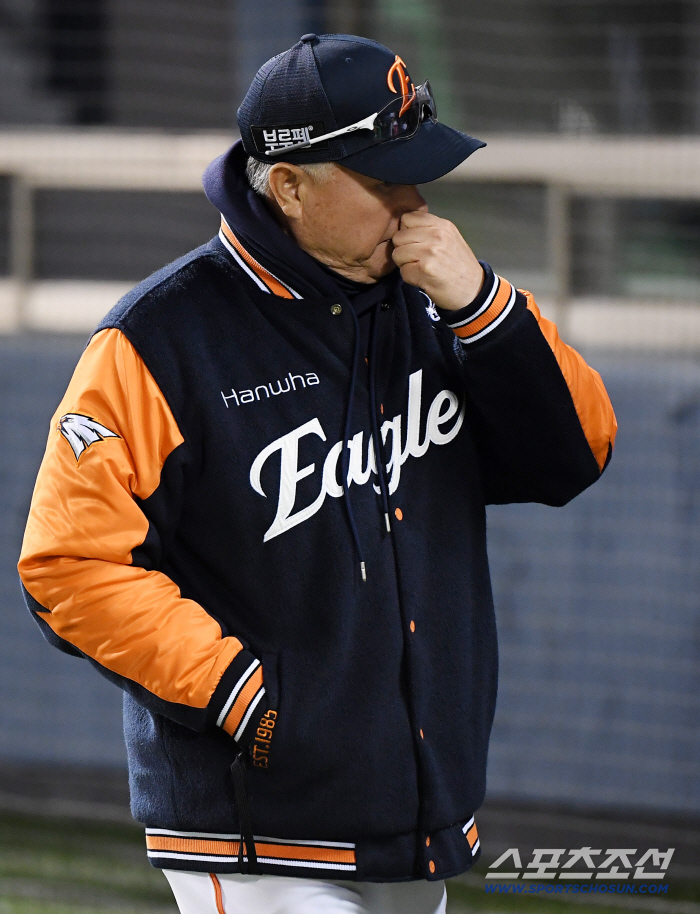 Hanwha to lose 2 consecutive games in Jamsil, it's too badWhy did Weiss throw Game 5 of the PO, and why Ryu Hyun-jin pushed ahead