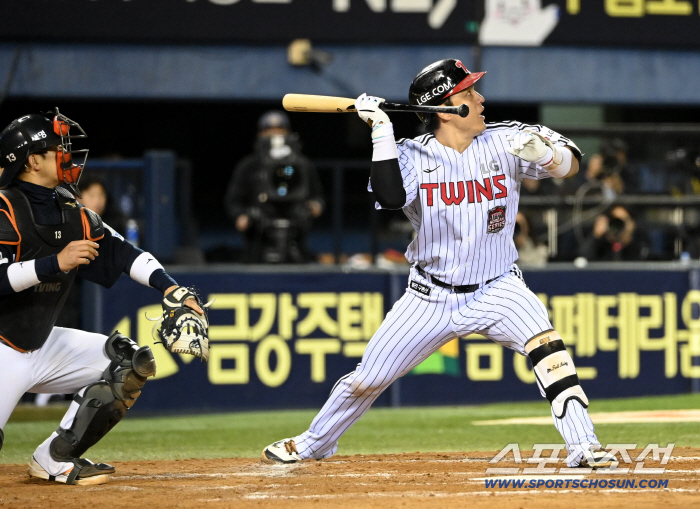 I don't want to comment The difference between Park Dong-won's sacrifice bunt and Noh Si-hwan's throwing miss, which hurt more than two losses, was the difference