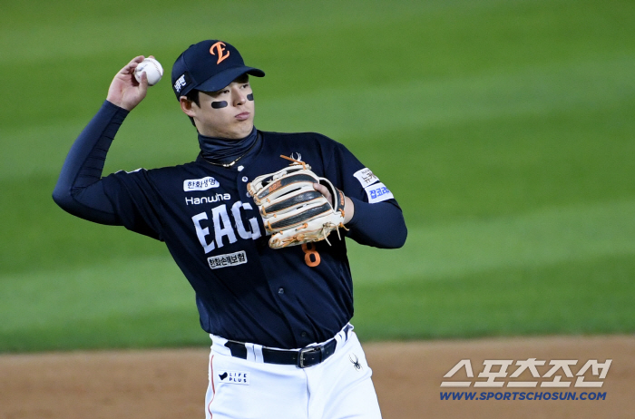 I don't want to comment The difference between Park Dong-won's sacrifice bunt and Noh Si-hwan's throwing miss, which hurt more than two losses, was the difference