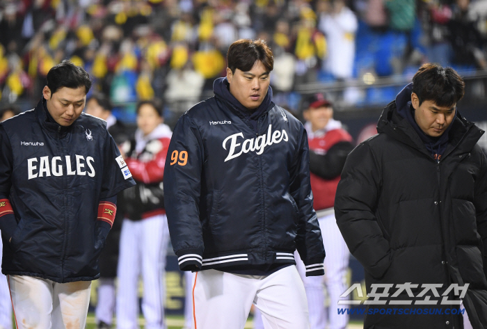 I don't want to comment The difference between Park Dong-won's sacrifice bunt and Noh Si-hwan's throwing miss, which hurt more than two losses, was the difference