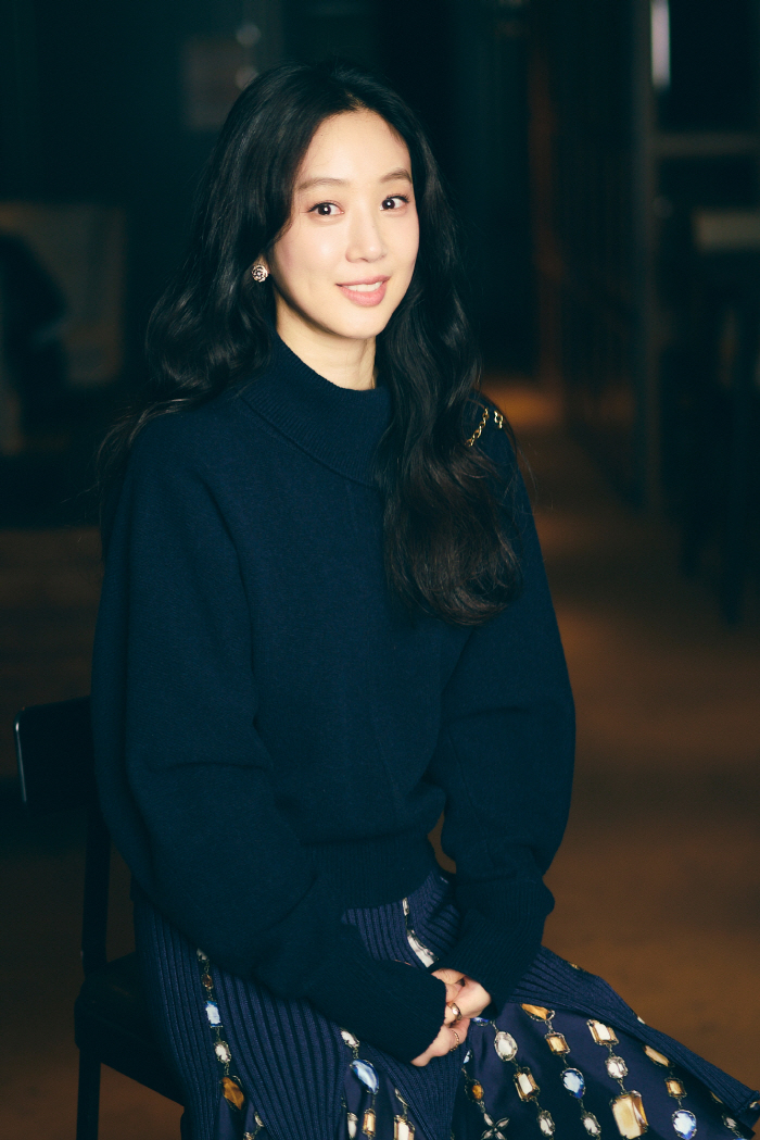  I'm going to cry pretty in the white car, Ryeo Won? These days, new director Kim Yeon-kyung is crying