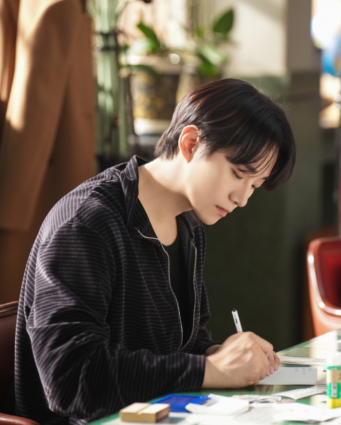 Lee Jun-ho, who made a masterpiece of Typhoon Sangsa..Becoming a 25-year-old youth icon