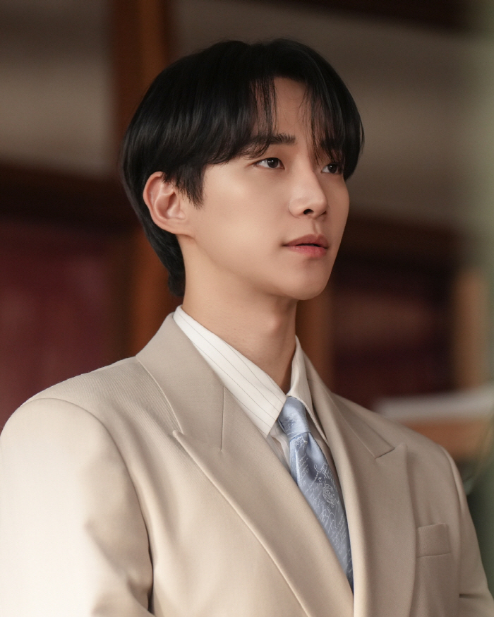 Lee Jun-ho, who made a masterpiece of Typhoon Sangsa..Becoming a 25-year-old youth icon