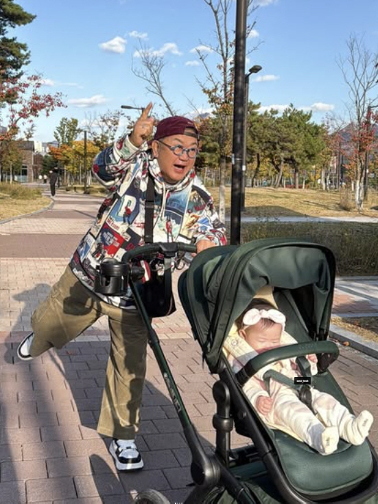 Lee Yong-sik, who lost 19kg, will run with a 5-month-old granddaughter and a stroller for the marathon