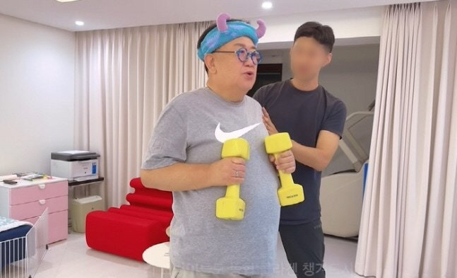 Lee Yong-sik, who lost 19kg, will run with a 5-month-old granddaughter and a stroller for the marathon