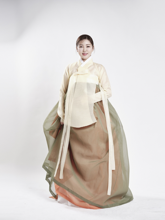 Song Ga-in, in middle school textbooks..Study trot genre  singing style with Gainira