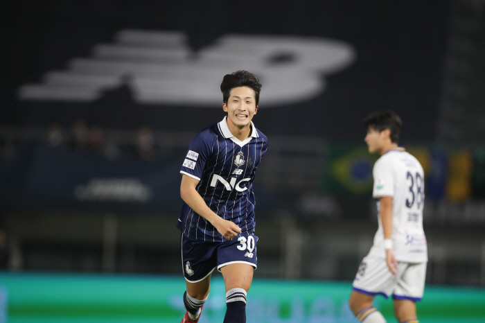  Yuri Jonathan, who gave Jeju a victory for only 11 games, and the 36th round MVP of K League 2, the 34th round of K League 1, is Park Chang-hwan from E-Land