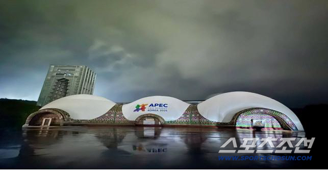 Outside of Ando, K-Tech's Daehyang Field One KTECH Air Dome, Samsung, LG, and SK technologies were all embraced