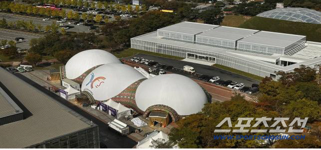 Outside of Ando, K-Tech's Daehyang Field One KTECH Air Dome, Samsung, LG, and SK technologies were all embraced