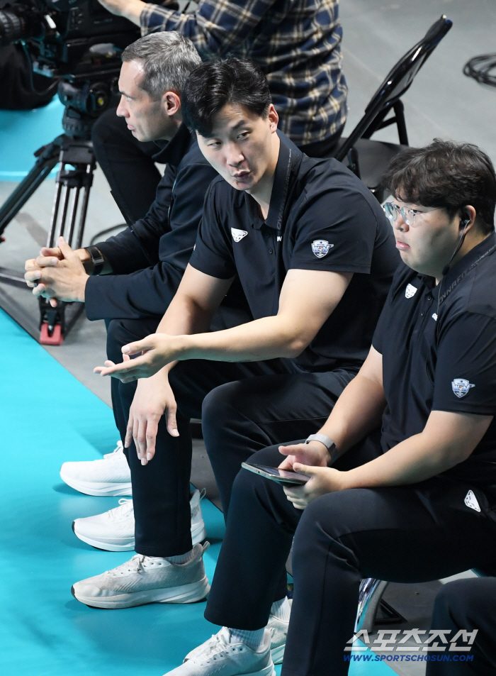  Coach Park Chulwoo communicates