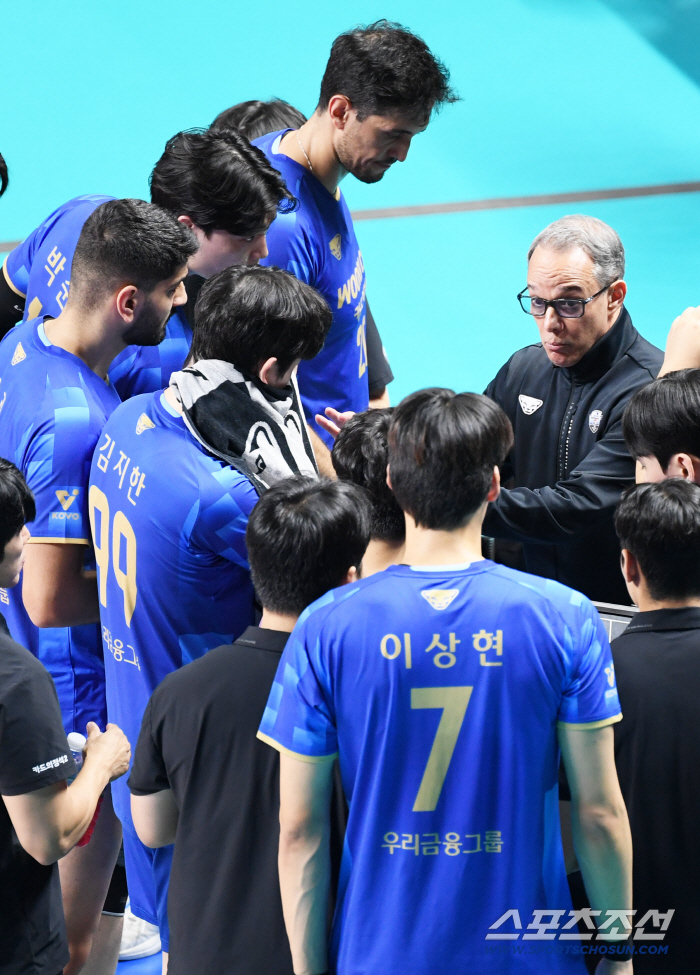  Director Mauricio Paes calmly