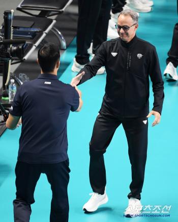 Mauricio Paes manager Kim Sang-woo's greeting before the game