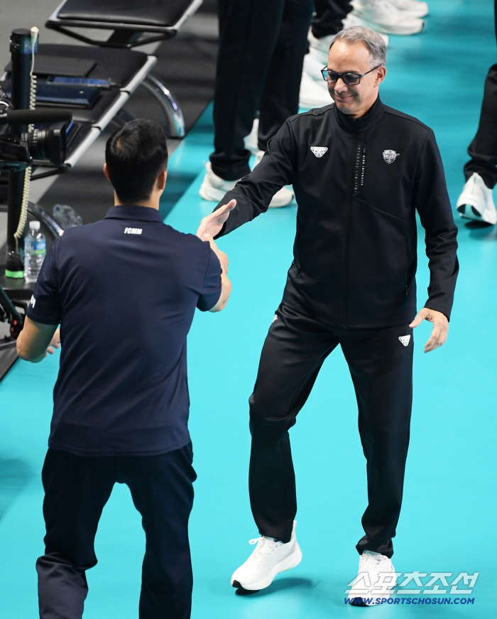  Mauricio Paes manager Kim Sang-woo's greeting before the game