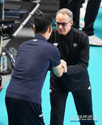 Mauricio Paes manager Kim Sang-woo's greeting before the game