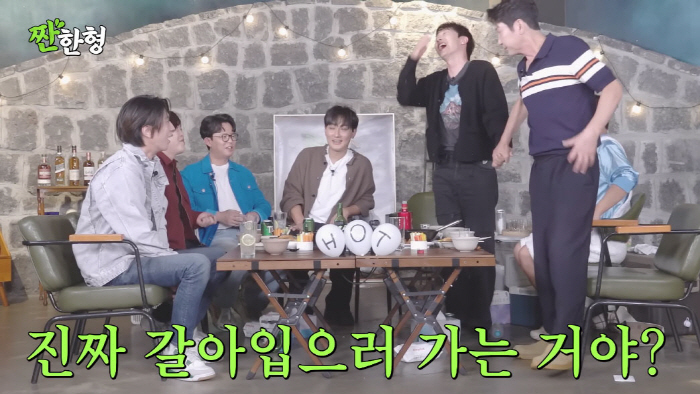 Shin Dong-yeop and Jang Woo-hyuk exchange panties in the bathroom and certify them. A huge accident on the set of H.O.T